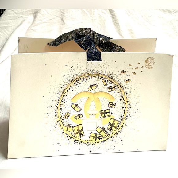 CHANEL Limited Edition Novelty foldable Gift bag/box off white/cream size9x6 NEW - Picture 2 of 10